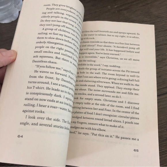 Divergent by: Veronica Roth paperback book - Picture 3 of 5